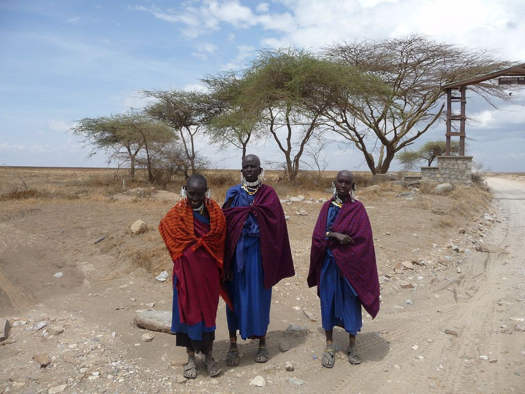 20091107 090 Serengeti NP Eingang Masai Frauen