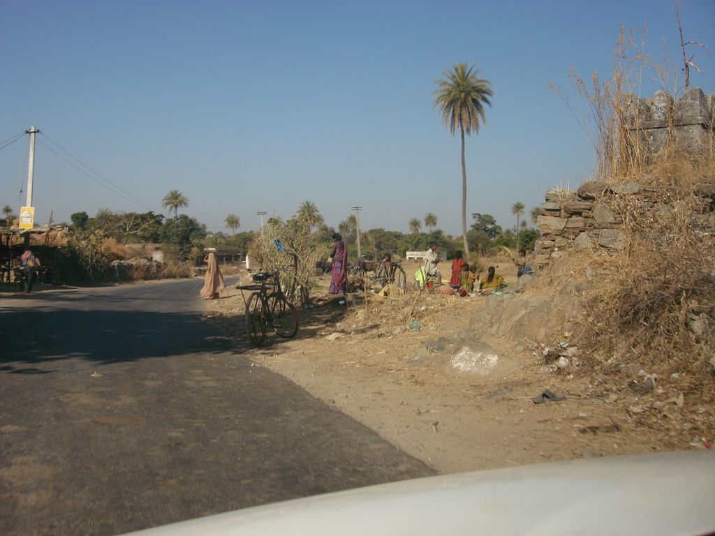 Ranakpur nach Udaipur Leute am Strassenrand