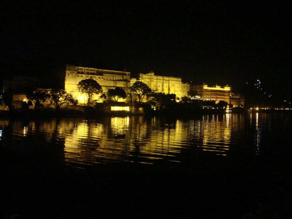 Stadtpalast bei Nacht ueber See